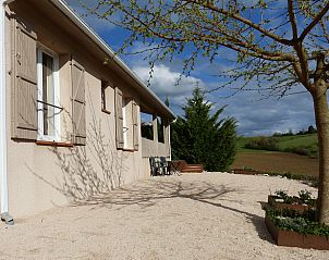 Ervaar de rust op het terras van Vakantiehuis in Carla-Bayle, midden in de groene omgeving van Midi-Pyrenees, Frankrijk.