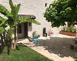 Ervaar de serene omgeving van Huisje in Valeilles, een vakantieverblijf in de Midi-Pyrenees, Frankrijk, met een prachtig terras.