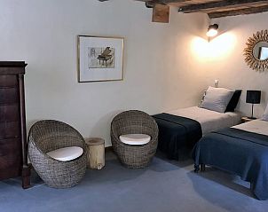 Moderne badkamer in Huisje in Valeilles, vakantieverblijf in Midi/Pyrenees, Frankrijk met natuurlijke houten elementen en luxe voorzieningen.