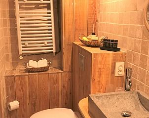 Badkamer met stenen tegels en wastafel in Huisje in Valeilles, een charmant vakantiehuis in de Midi/Pyrenees, Frankrijk.