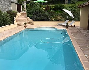 Verfris jezelf in het zwembad van Vakantiehuisje in Valeilles, een serene vakantiewoning in de Midi/Pyrenees, Frankrijk.