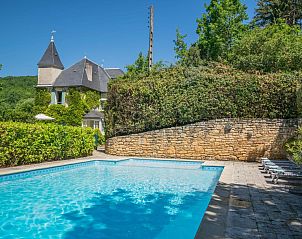 Ervaar luxe bij het zwembad van Manoir Bellevue, een prachtig vakantiehuis in de natuur van Duravel, Midi-Pyrenees, Frankrijk.