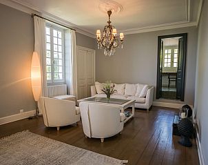 Lichte woonkamer in Manoir Bellevue, een vakantiehuis in Duravel, Midi-Pyrenees, perfect voor ontspanning.