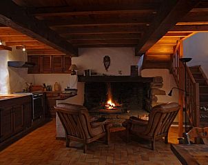 Sfeervolle woonkamer met houten details in Vakantiehuis in Oust, ideaal voor een rustieke vakantie in Midi-Pyrnes, Frankrijk.