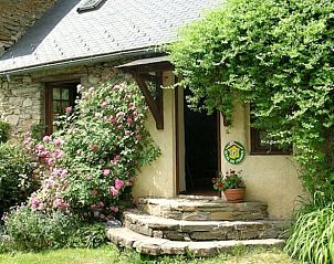 Rustiek vakantiehuis in Oust, Midi-Pyrenees, met uitnodigende ingang en groene omgeving.