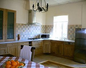 Landelijke keuken van het Domaine La Franoise appartement in Dieulefit, Rhone-Alphes, met authentieke stijl en comfort.