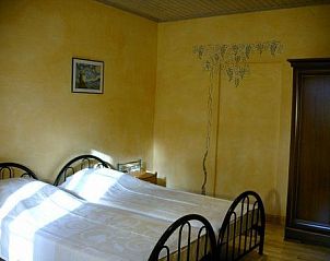 Knusse slaapkamer in Domaine La Franoise, vakantieverblijf in Dieulefit, Rhone-Alphes, Frankrijk met authentieke charme.