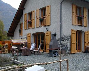Verblijf bij Ferme de Josphine in Le Bourg-d'Oisans, Rhone-Alphes, en ervaar de serene omgeving van deze gezellige bed and breakfast.
