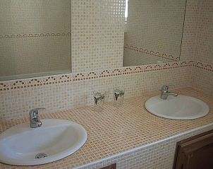 Elegante badkamerdetails in VillaFleury Appartement, Montbrun-les-Bains, Rhone-Alphes, Frankrijk voor ultiem comfort.