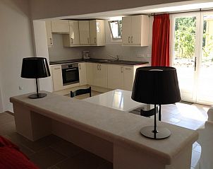 Gezellige keuken en leefruimte in VillaFleury Studio, Montbrun-les-Bains, Rhone-Alphes, met uitzicht op de groene omgeving.