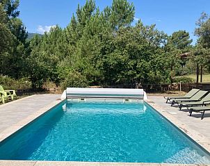 Zwembad bij Vakantiehuisje in Les Salelles, perfect voor een verfrissende duik te midden van de natuur in Rhone-Alphes, Frankrijk.