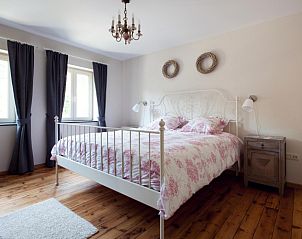 Gezellige slaapkamer in vakantiewoning Tivoli, Dilsen-Stokkem, Limburg, Belgi met klassiek interieur en houten vloer.