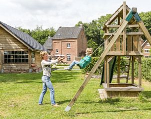 Vakantiewoning Tivoli in Dilsen-Stokkem, Limburg met een ruime tuin en speeltoestel, ideaal voor gezinnen die genieten van de natuur.