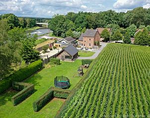 Vakantiewoning Tivoli in Dilsen-Stokkem, Limburg biedt een prachtig uitzicht op de omliggende natuur en ruime tuinen voor een ontspannen verblijf.