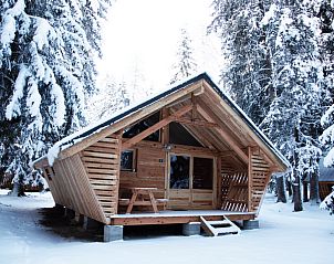 Ontdek de serene schoonheid van Chalet Montana Vista, een vakantiehuis in Champagny en Vanoise, Frankrijk, te midden van een winterlandschap.