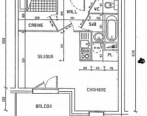 Slaapkamer in Residence Reine Blanche, appartement in Val Thorens, Rhone-Alpes, met warme houten elementen en uitnodigende sfeer.