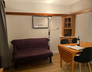 Stijlvolle kitchenette in Residence Reine Blanche appartement, Val Thorens, Rhone-Alphes, Frankrijk, voorzien van moderne gemakken.