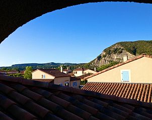 Zwembad bij Domaine Les Rives de lArdche in Vallon-Pont-d'Arc, vakantieverblijf omgeven door de natuur van Rhone-Alphes, Frankrijk.