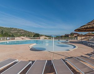Verken de natuurlijke schoonheid van Domaine Les Rives de lArdche in Vallon-Pont-d'Arc, Rhone-Alphes, met schilderachtige rivier en heuvels.