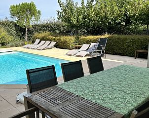 Zwembad en terras bij La Pluie D'Or, een vakantiehuis in de natuur van Vallon-Pont-d'Arc, Rhne-Alpes, Frankrijk.