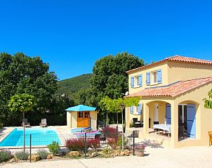 Ervaar de rust bij BELLE HELENE, een vakantiehuis in Saint Sauveur de Cruzieres, Rhone-Alphes, omringd door natuur en zwembad.