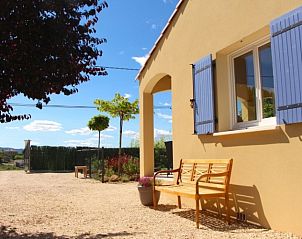 Beleef de natuur bij vakantiehuis BELLE HELENE in Saint Sauveur de Cruzieres, Rhone-Alphes, met een gezellig terras en adembenemend landschap.