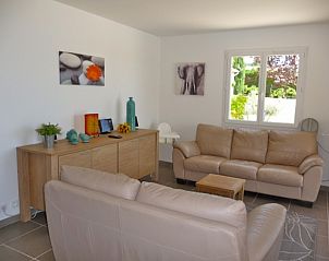 Lichte woonkamer in BELLE HELENE, Saint Sauveur de Cruzieres, Rhone-Alphes, met moderne meubels en een prachtig tuinzicht.