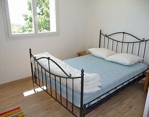 Slaapkamer van vakantiehuis BELLE HELENE in Saint Sauveur de Cruzieres, Rhone-Alphes, biedt serene uitzichten op het omliggende landschap.