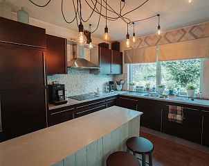 Moderne keuken in Vakantievilla De Witte Merel, Paal, Beringen, Limburg met uitzicht op tuin.