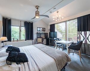 Comfortabele slaapkamer in Vakantievilla De Witte Merel, Paal, Beringen, Limburg met natuuruitzicht.