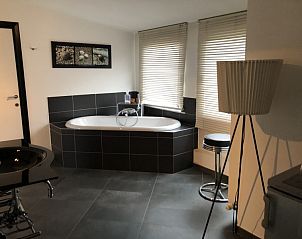 Luxe badkamer in Vakantievilla De Witte Merel, Paal, Beringen, Limburg met modern design.