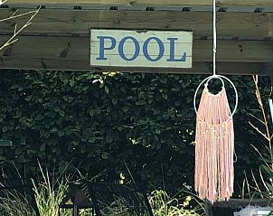 Zwembadbord en decoratie bij Vakantievilla De Witte Merel, Paal, Beringen, Limburg.