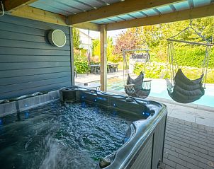 Bubbelbad en hangstoelen bij Vakantievilla De Witte Merel, Paal, Beringen, Limburg.
