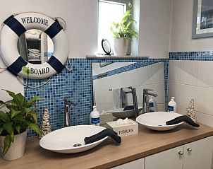 Moderne badkamer met dubbele wastafel in Vakantievilla De Witte Merel, Paal, Beringen, Limburg.