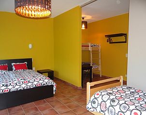 Gezellige slaapkamer in Hoeve Genemeer, Beringen, met kleurrijk interieur en comfortabele bedden.