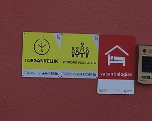 Toegankelijkheidsborden bij ingang van Hoeve Genemeer, vakantieaccommodatie in Beringen, Limburg.