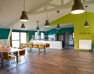 Eetruimte en keuken in Hoeve Genemeer, Beringen, met moderne faciliteiten en veel zitplaatsen.