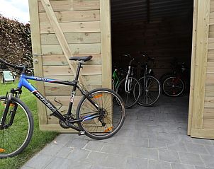 Fietsenstalling bij De Lokroep, vakantiehuis in Vechmaal, Limburg, ideaal voor fietsliefhebbers die de omgeving willen verkennen.