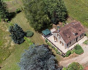 Omgeven door groen, biedt Gite Les Terrasses in Prats-du-Prigord, Aquitaine een idyllisch verblijf in een sfeervol vakantiehuis.