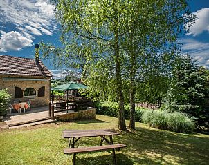 Ervaar de schoonheid van Gite Les Terrasses in Prats-du-Prigord, Aquitaine, een vakantiehuis met een uitnodigend terras en groene omgeving.
