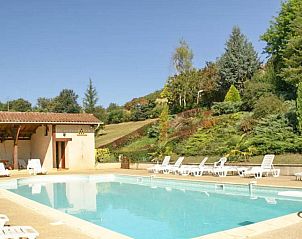 Ervaar rust aan het zwembad van Gite Le Croix du Notaire, een idyllisch vakantiehuis in het mooie Prats-du-Prigord, Aquitaine.