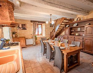 Landelijke eetkamer in Gite Le Croix du Notaire, vakantiehuis in Prats-du-Prigord, Aquitaine, Frankrijk, met houten details en warme ambiance.