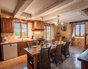 Ruime eetkamer en keuken in Gite Le Croix du Notaire, charmant vakantiehuis in Prats-du-Prigord, Aquitaine.