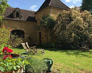 Ervaar rust in de bloeiende tuin van Huisje in Veyrignac, een sfeervol verblijf in Aquitaine, Frankrijk.