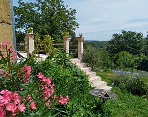 Geniet van de natuur rondom Vakantiehuis in Beynac et Cazenac, gelegen in het schilderachtige Aquitaine.