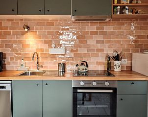 Keukenruimte in Vakantiehuis in Paulhiac, Aquitaine, Frankrijk, voorzien van eigentijdse apparatuur en een sfeervolle tegelwand.