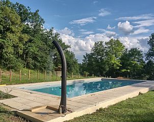 Vakantiehuis in Paulhiac biedt een prachtig zwembad met uitzicht op de bossen van Aquitaine, Frankrijk.