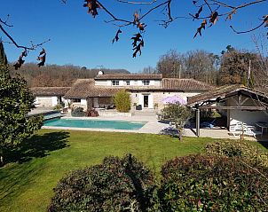 Geniet van Saphir in Saint-Sylvestre-sur-Lot, Aquitaine, met prachtig zwembad en weelderige tuin.