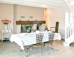 Lichte en ruime woonkamer van Saphir in Saint-Sylvestre-sur-Lot, Aquitaine, vakantiehuis met trap en uitnodigende eetruimte.