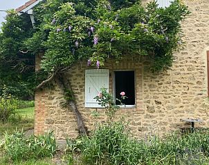 Authentiek stenen vakantiehuis in Morcenx, Aquitaine met groene omgeving en kleurrijke bloemenpracht.